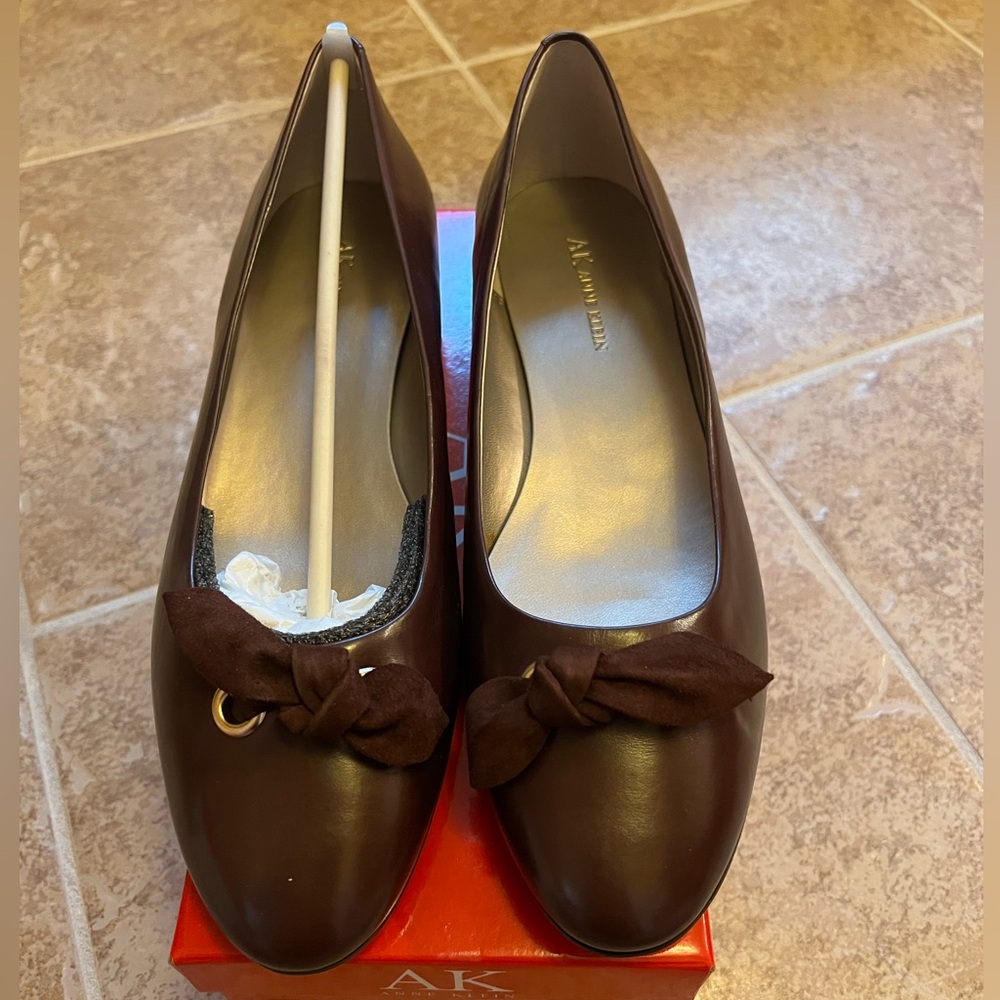 NIB Anne Klein Brown Flats with Bow Detail Size 10